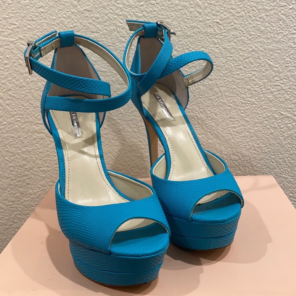 BCBGeneration Size 8.5 Bright Teal Rumba Snake